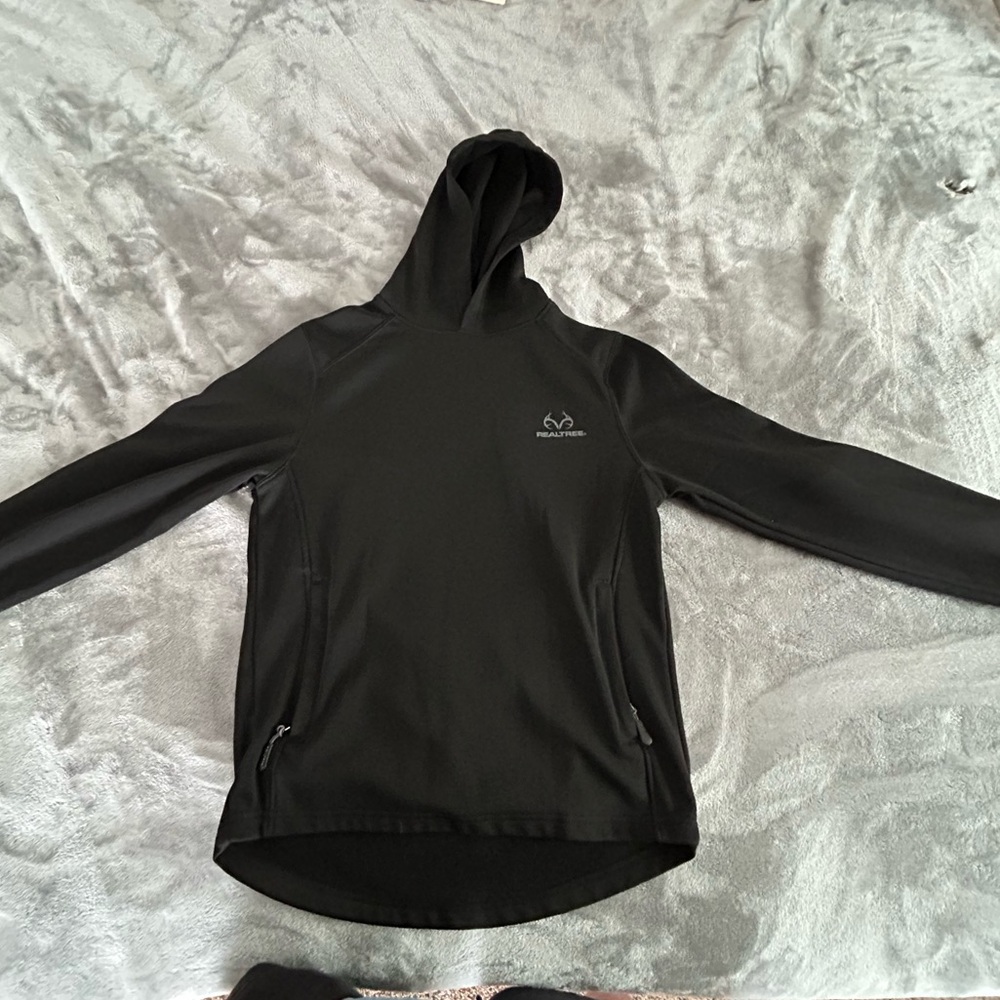 Men’s size medium black Realtree hoodie great for the begging of fall
